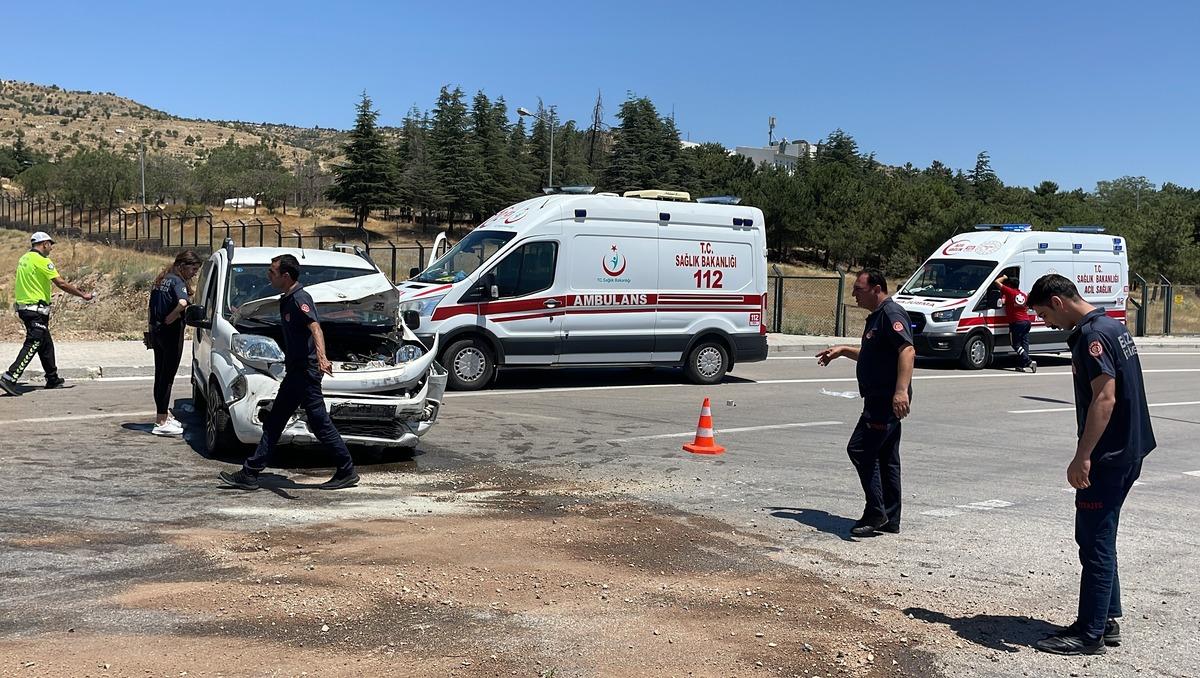 Elazığ'da hafif ticari ara&ccedil;la otomobilin &ccedil;arpışması sonucu 8 kişi yaralandı