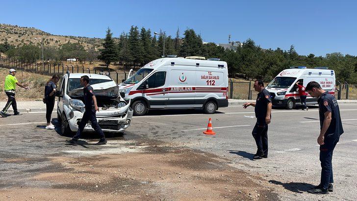 Elazığ'da hafif ticari araçla otomobilin çarpışması sonucu 8 kişi yaralandı G1