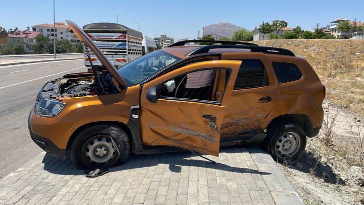 Elazığ'da hafif ticari araçla otomobilin çarpışması sonucu 8 kişi yaralandı G3