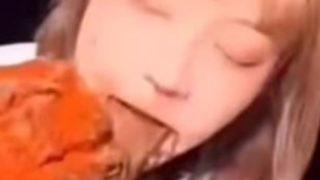 Çinli sosyal medya fenomeni canlı yayında nesli tükenmekte olan bebek köpek balığını yedi! Tepkilerin odağına yerleşti