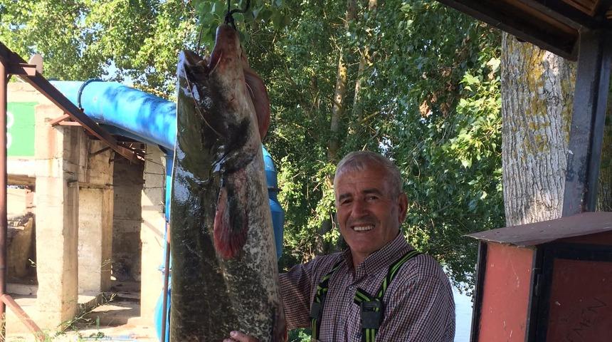 Boyundan büyük balık yakaladı! 'Restoranlara satacağım'