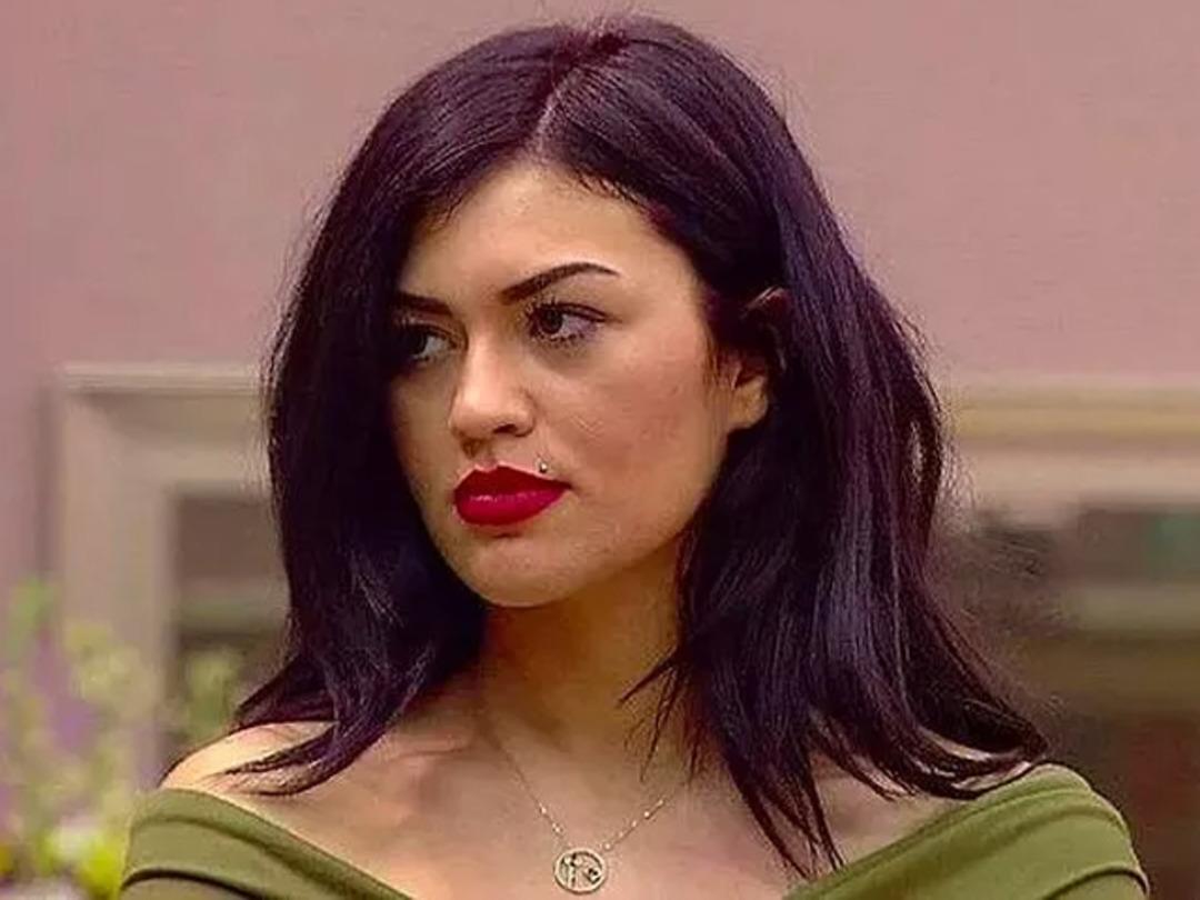 Kısmetse Olur ile &uuml;nlenen Cansel &Ccedil;&ouml;rd&uuml;k dekoltesiyle hayran bıraktı! Kasığına kadar...