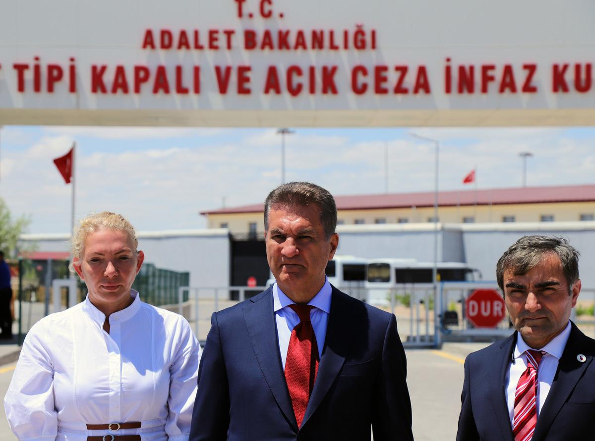 TDP Genel Başkanı Sarıg&uuml;l, Aksaray'da cezaevi &ouml;n&uuml;nde "af &ccedil;ağrısı"nı yineledi