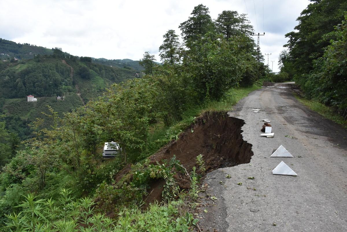 Ordu'da şiddetli yağışın yol a&ccedil;tığı hasarlar gideriliyor