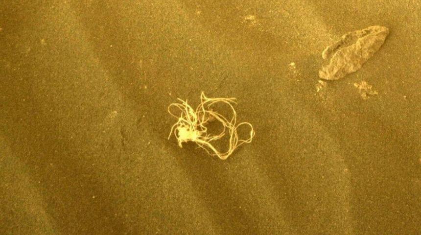 NASA, Mars’ta gizemli bir keşif yaptı! Bulunan gümüş renkli obje herkesi şaşırttı