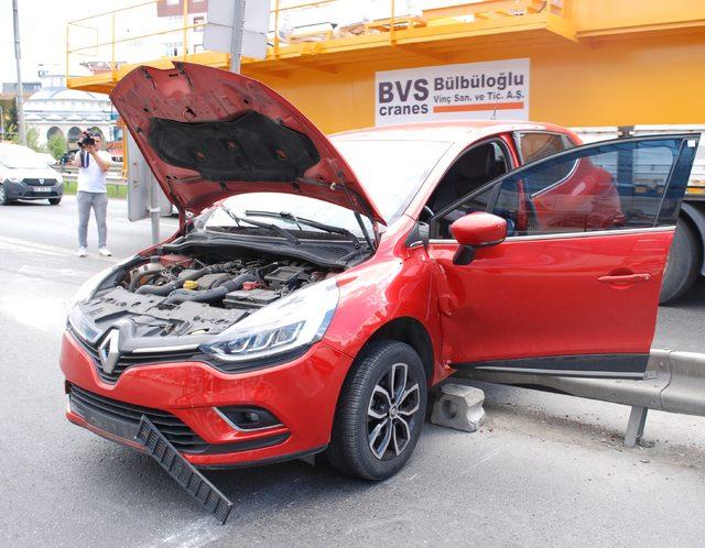 Pendik'te bir kişi, otomobilin çarpmasıyla kopan metal çitten yaralandı