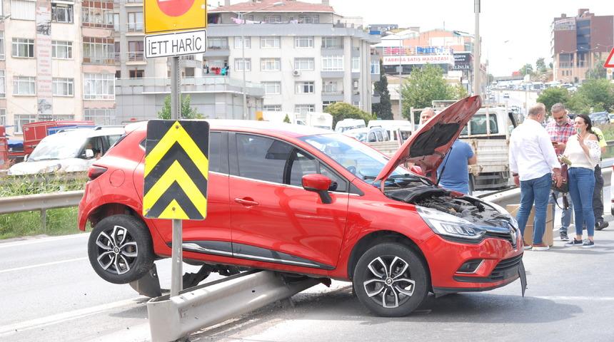 Pendik'te bir kişi, otomobilin çarpmasıyla kopan metal çitten yaralandı