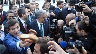 Başbakan Davutoğlu Eyüp Sultan'da sabah namazı kıldı