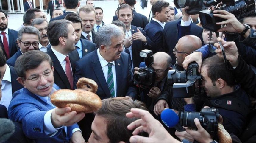 Başbakan Davutoğlu Eyüp Sultan'da sabah namazı kıldı