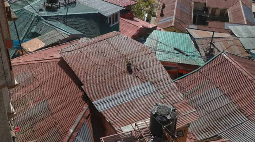 Hindistan’da korkunç olay! Maymunlar kaçırdığı üç aylık bebeği çatıdan aşağı attı