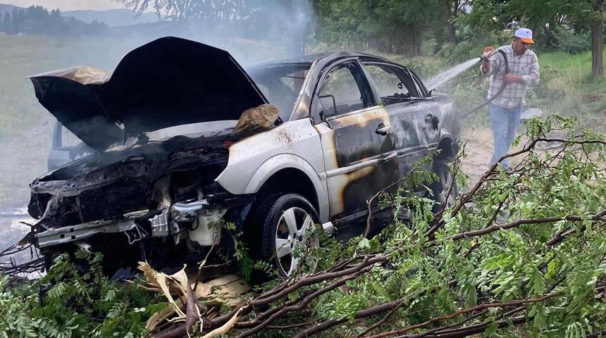 Afyonkarahisar'da yoldan çıkarak alev alan otomobildeki 4 kişi yaralandı