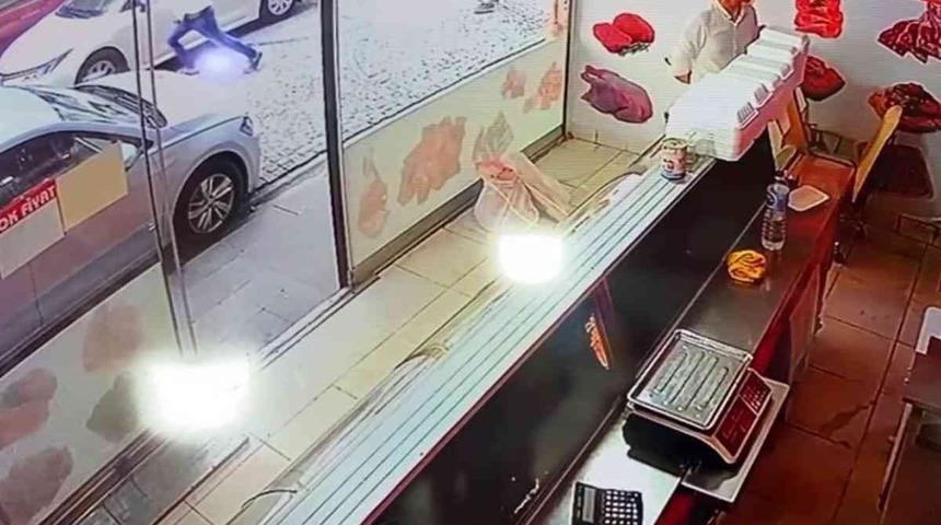 Yabancı uyruklu kişiler otomobilin içinden ateş açtı! Yoldan geçen kadın kurşunun hedefi oldu