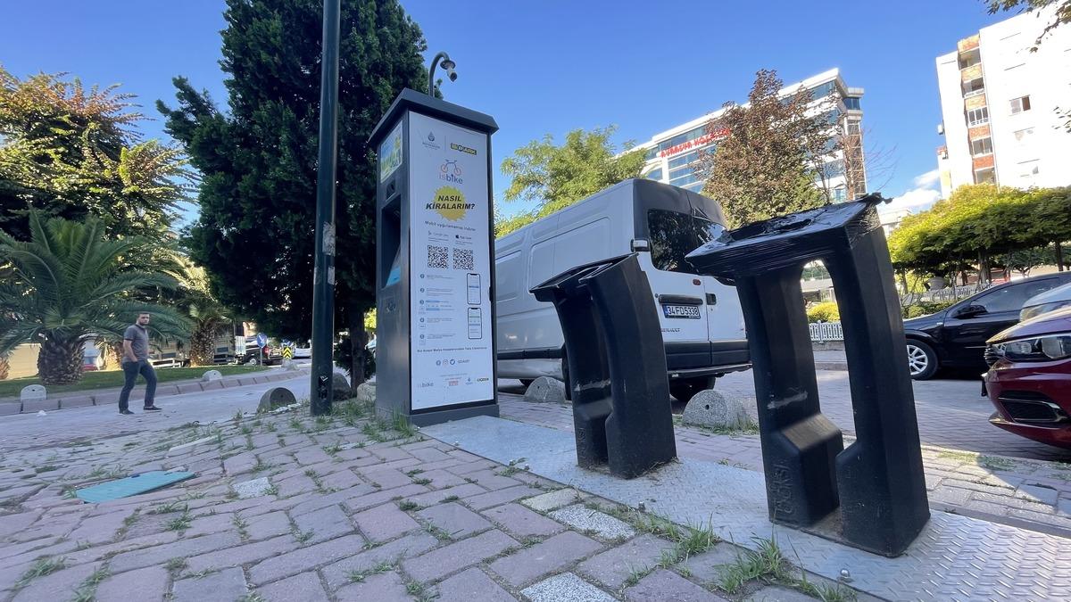 İstanbul'da vatandaşlar ulaşım y&uuml;k&uuml;n&uuml; hafifleten &ccedil;evreci bisikletlere ulaşmakta g&uuml;&ccedil;l&uuml;k &ccedil;ekiyor