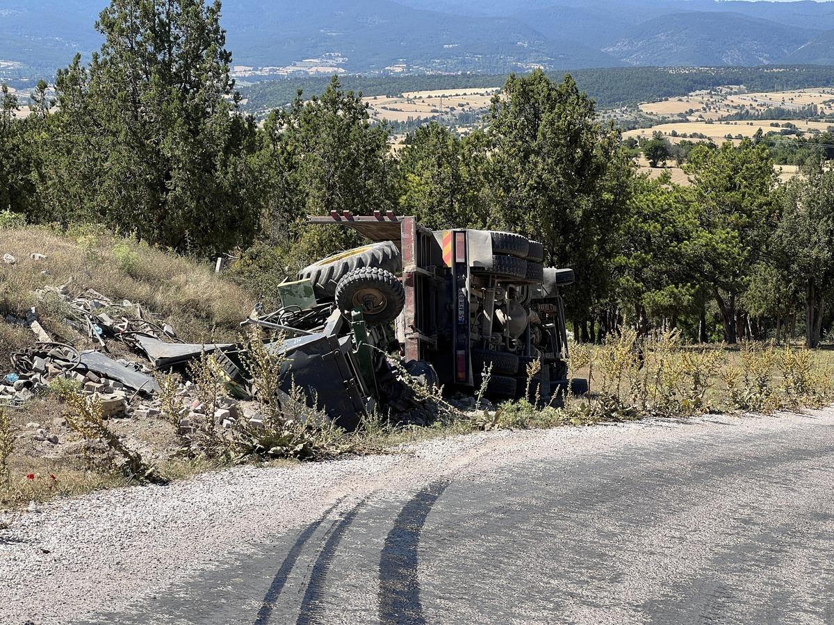 K&uuml;tahya'da freni boşalan kamyondan atlayan 1 kişi &ouml;ld&uuml;, 1 kişi yaralandı