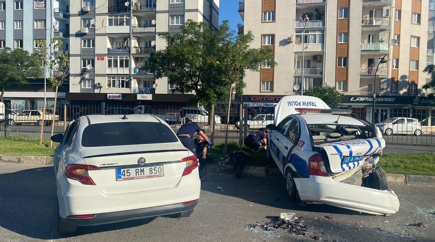 Manisa'daki trafik kazasında 5'i polis 6 kişi yaralandı