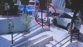 Korkunç kaza! Otomobilin kapısı açılınca devrildi, kamyonetin altında kaldı