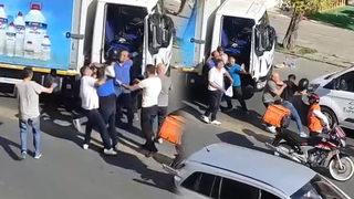 Motokurye ile kamyonet sürücüsü yol verme nedeniyle birbirine girdi!