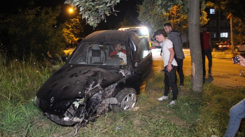 Kocaeli'de kontrolden çıkan otomobil ağaca çarparak durabildi