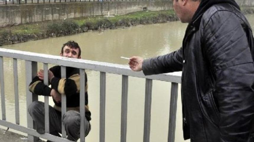 K&ouml;pr&uuml; korkuluklarına tutundu, eşini nasıl d&ouml;vd&uuml;ğ&uuml;n&uuml; anlattı