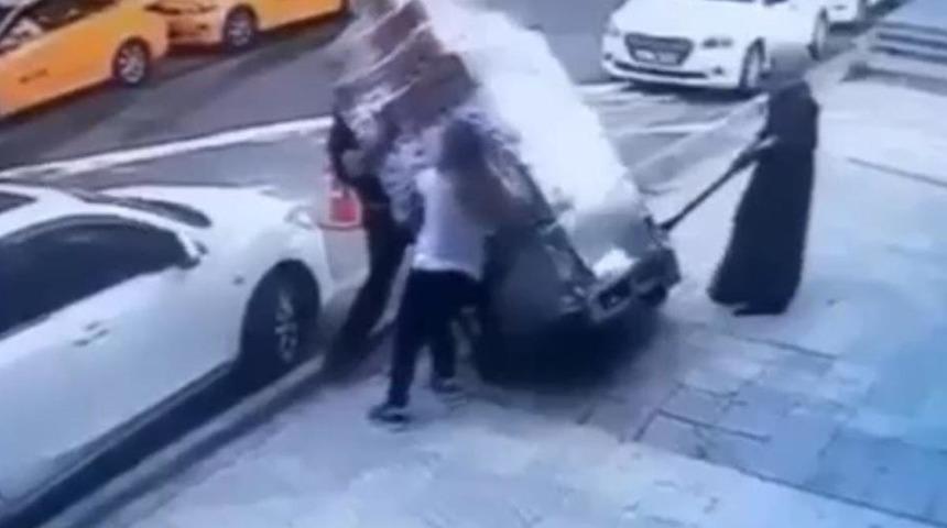 Market çalışanı taşıdığı ürünlerin altında kaldı! O anlar kamerada