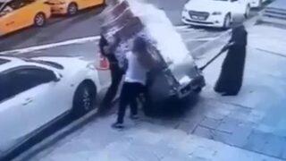 Market çalışanı taşıdığı ürünlerin altında kaldı! O anlar kamerada