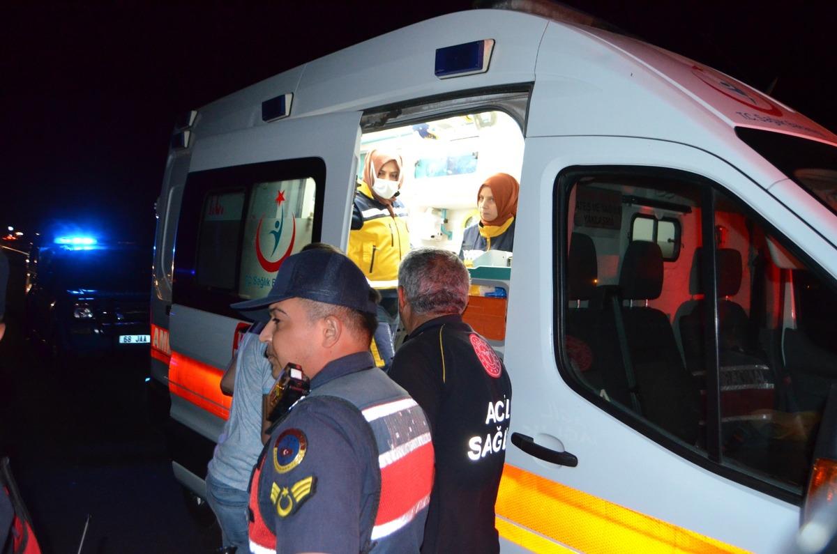 Aksaray'da seyir halindeki hafif ticari aracın bagajından d&uuml;şen bebek &ouml;ld&uuml;