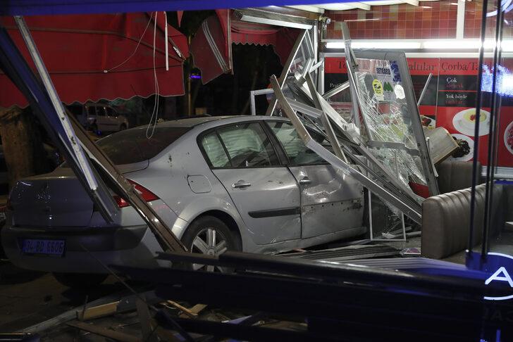 Kadıköy’de yoldan çıkan otomobil büfeye girdi G1