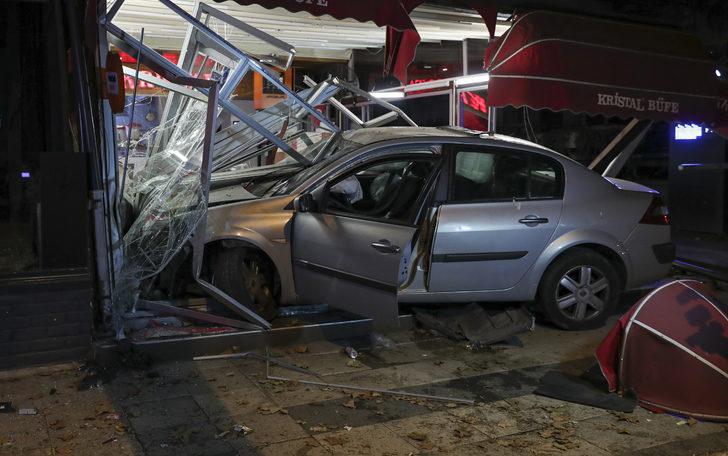 Kadıköy’de yoldan çıkan otomobil büfeye girdi G2