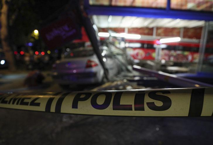 Kadıköy’de yoldan çıkan otomobil büfeye girdi G3