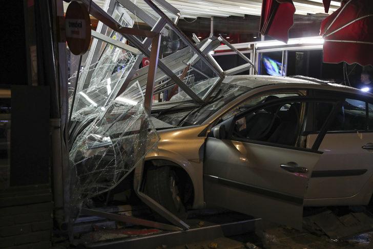 Kadıköy’de yoldan çıkan otomobil büfeye girdi G4