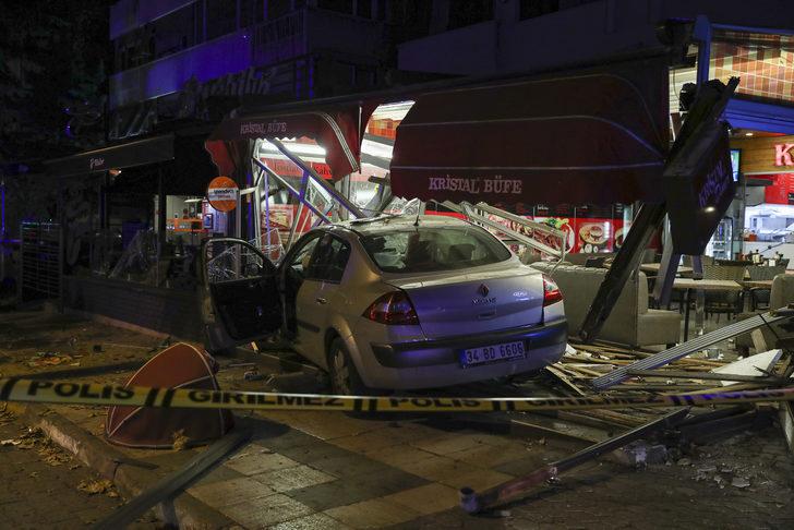 Kadıköy’de yoldan çıkan otomobil büfeye girdi G5