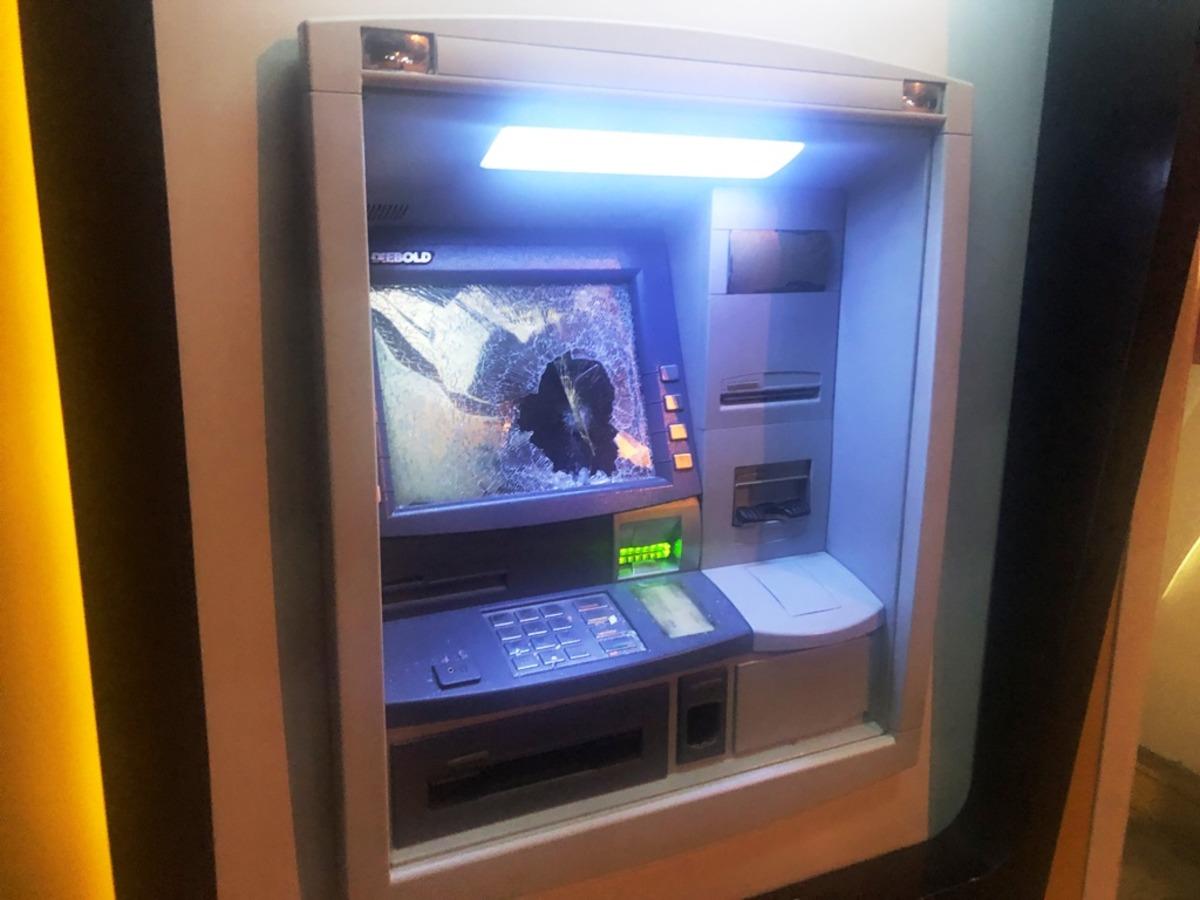 Yalova'da akli dengesi yerinde olmayan şahıs yeniden ATM'lere zarar verdi