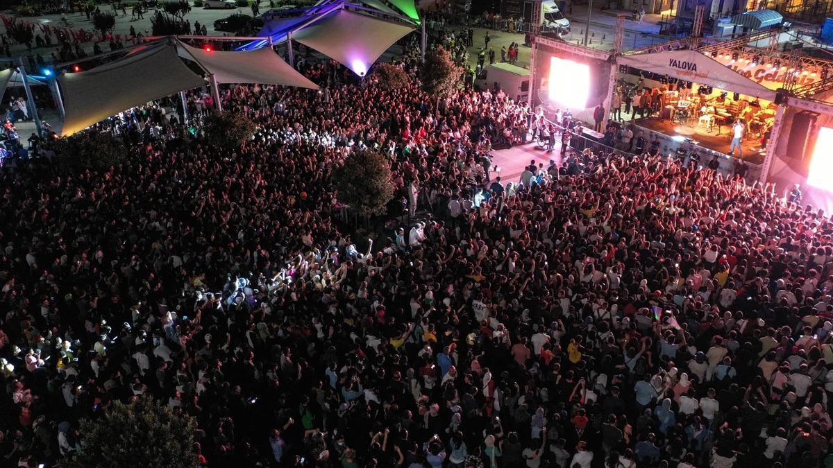 Mustafa Ceceli Yalova'da konser verdi