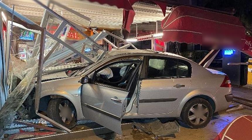 Yer: İstanbul! Otomobil kafeye daldı