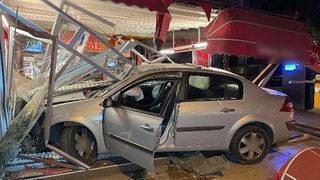 Yer: İstanbul! Otomobil kafeye daldı