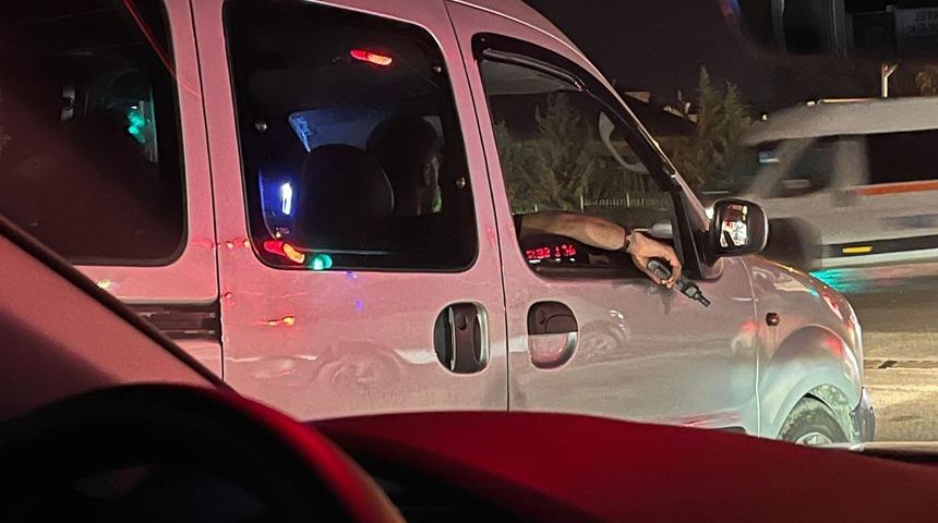 Elindeki Uzi tipi silahı gören polisi aradı, gerçek bakın ne çıktı