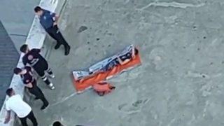 Yanına aldığı paralarla 4'üncü kattan atladı! Arkadaşları ise öyle bir şey yaptı ki