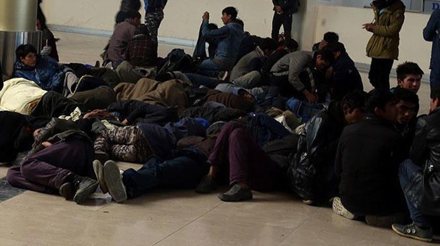 SON DAKİKA | İçişlerinden kaçak göçmen açıklaması: 18 organizatör gözaltında, 1141 kişi yakalandı