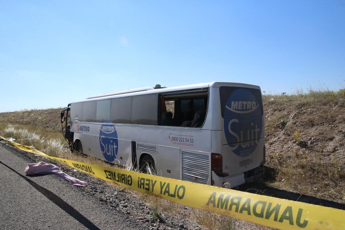Kayseri'de yoldan &ccedil;ıkan yolcu otob&uuml;s&uuml;ndeki 12 kişi yaralandı