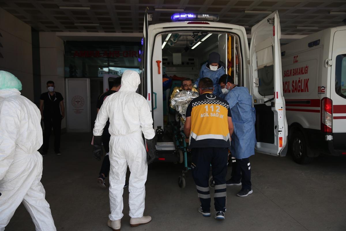 D&uuml;zce'de &uuml;zerlerine kimyasal madde sı&ccedil;rayan 3 iş&ccedil;i ağır yaralandı