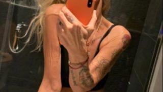 Ünlü sunucu Ulrika Jonsson sıcaklara daha fazla dayanamadı! İç çamaşırsız ayna pozu olay yarattı