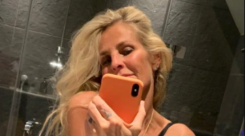 Ünlü sunucu Ulrika Jonsson sıcaklara daha fazla dayanamadı! İç çamaşırsız ayna pozu olay yarattı