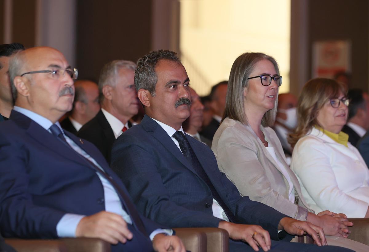Bakan &Ouml;zer, "okul aile birliklerinin bağış taleplerine" ilişkin konuştu:
