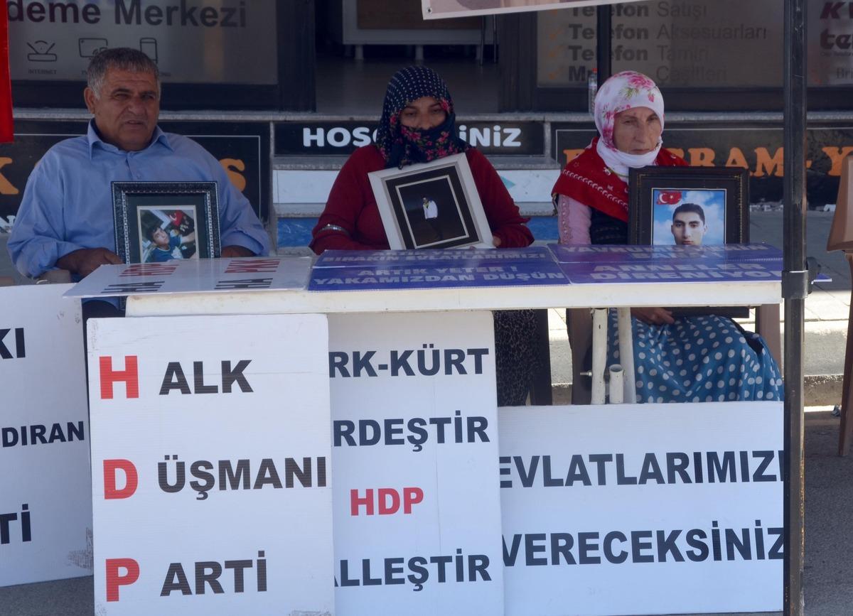 Muşlu aileler evlatları i&ccedil;in HDP il binası &ouml;n&uuml;ndeki oturma eylemini s&uuml;rd&uuml;rd&uuml;