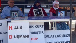 Muşlu aileler evlatları için HDP il binası önündeki oturma eylemini sürdürdü