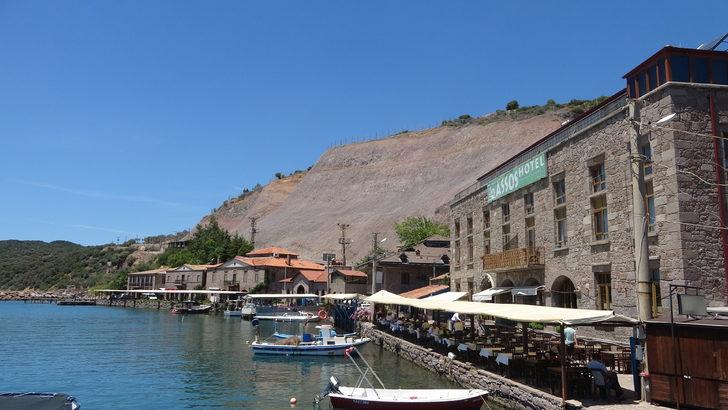 Kaya ıslahı tamamlanan Assos Antik Limanı yeniden turistleri ağırlıyor G4