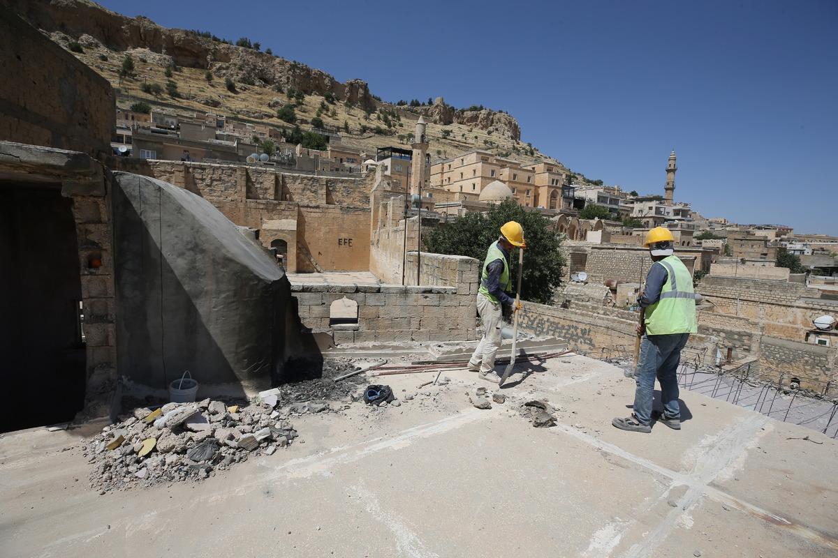 Tarihi kent Mardin'in dokusunu bozan betonarme binaların yıkımı s&uuml;r&uuml;yor