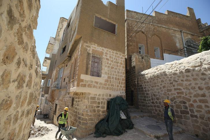 Tarihi kent Mardin'in dokusunu bozan betonarme binaların yıkımı sürüyor G3