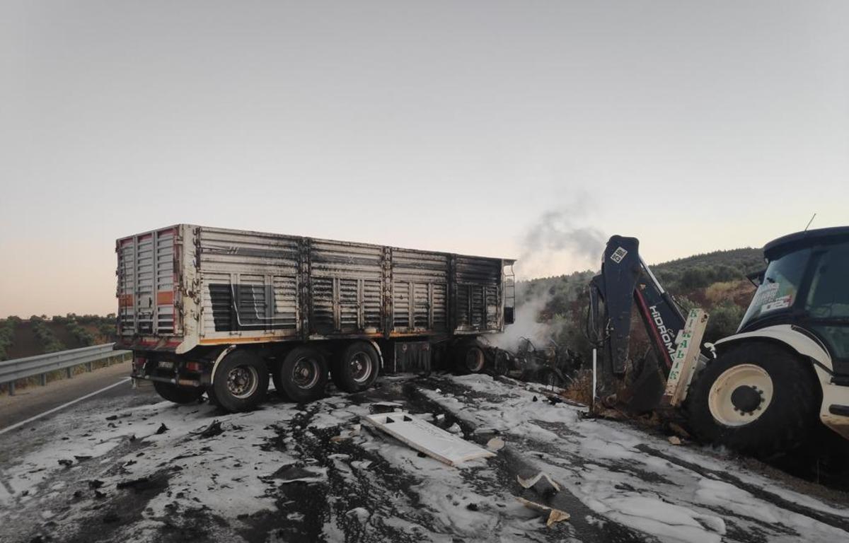 Kilis'te kep&ccedil;eye &ccedil;arpan tırda yangın &ccedil;ıktı
