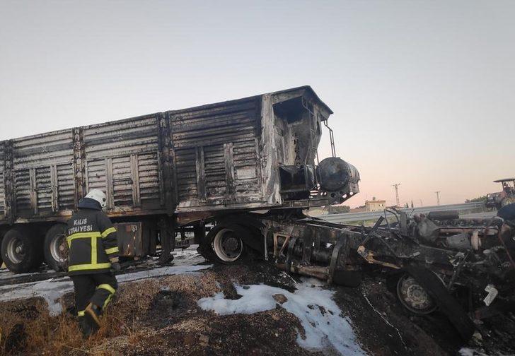 Kilis'te kepçeye çarpan tırda yangın çıktı G2